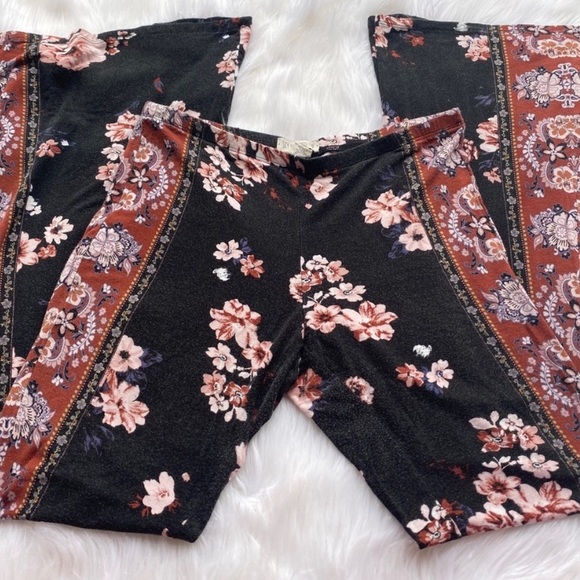 Wide leg pants, a medium but could fit any size. - Picture 1 of 2